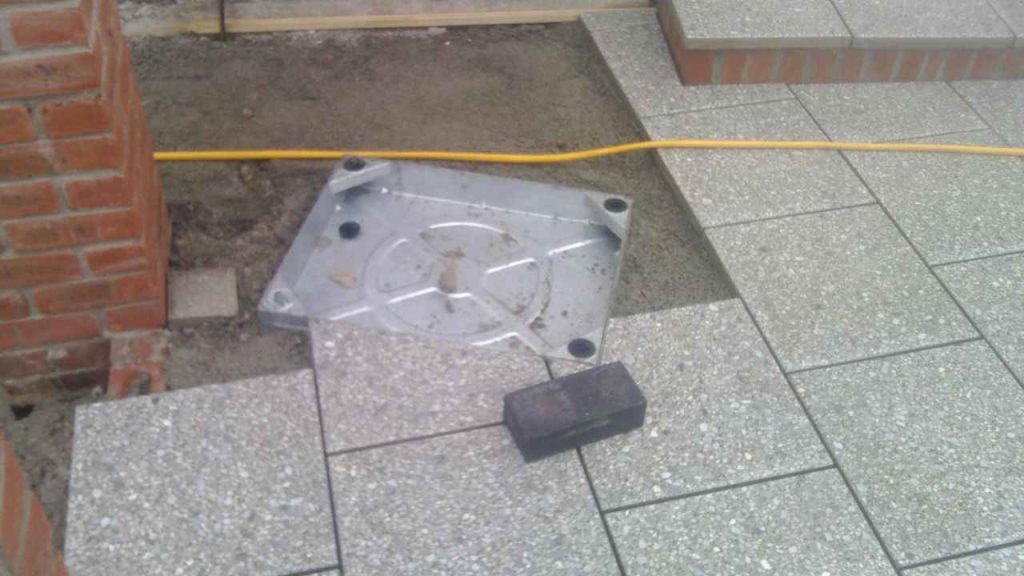 concealed manhole tray and paving