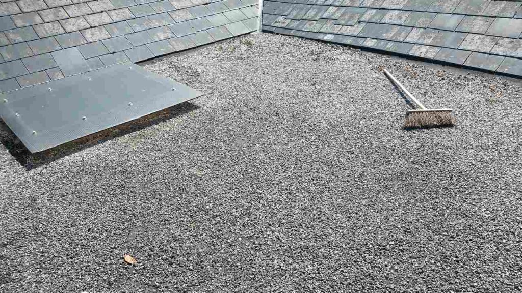 Old mineral felt and gravel flat roof