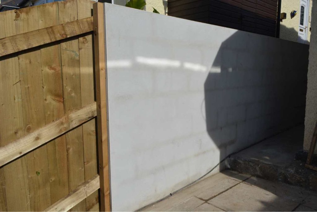 Rendered retaining wall - Perranporth