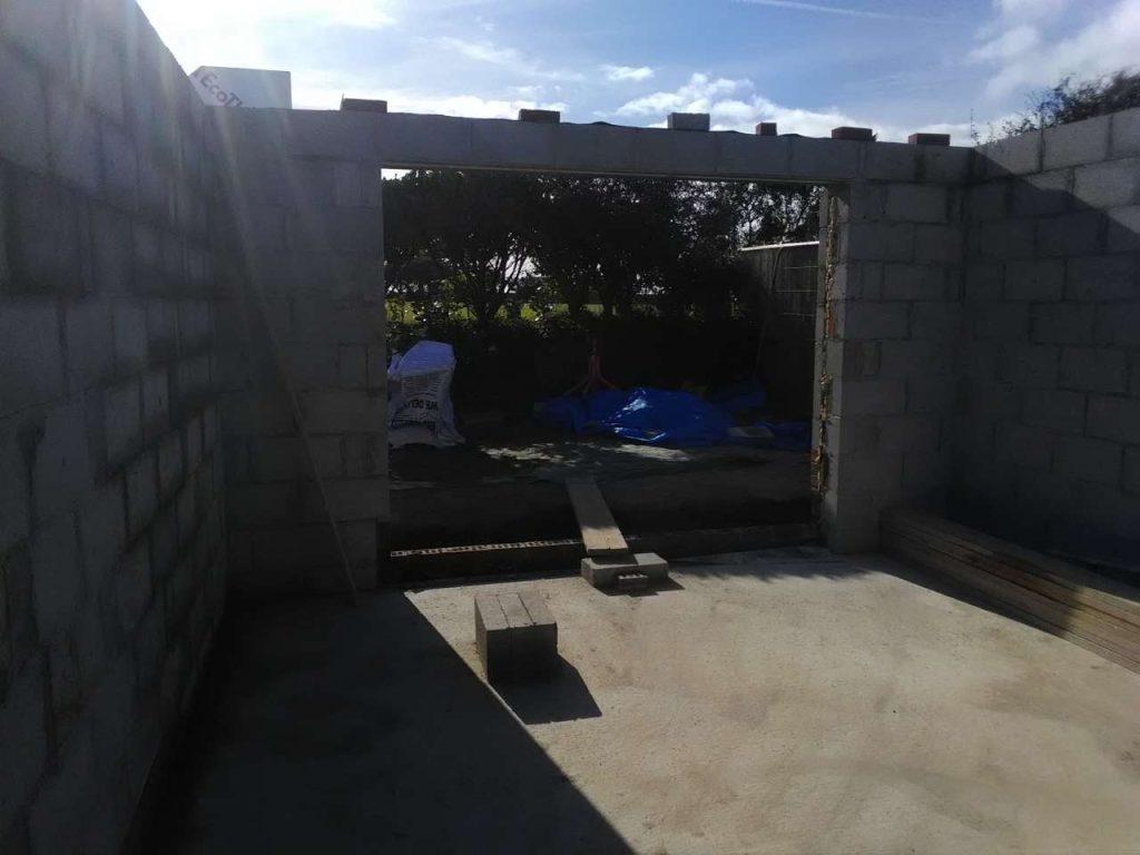 cavity wall block work and lintels